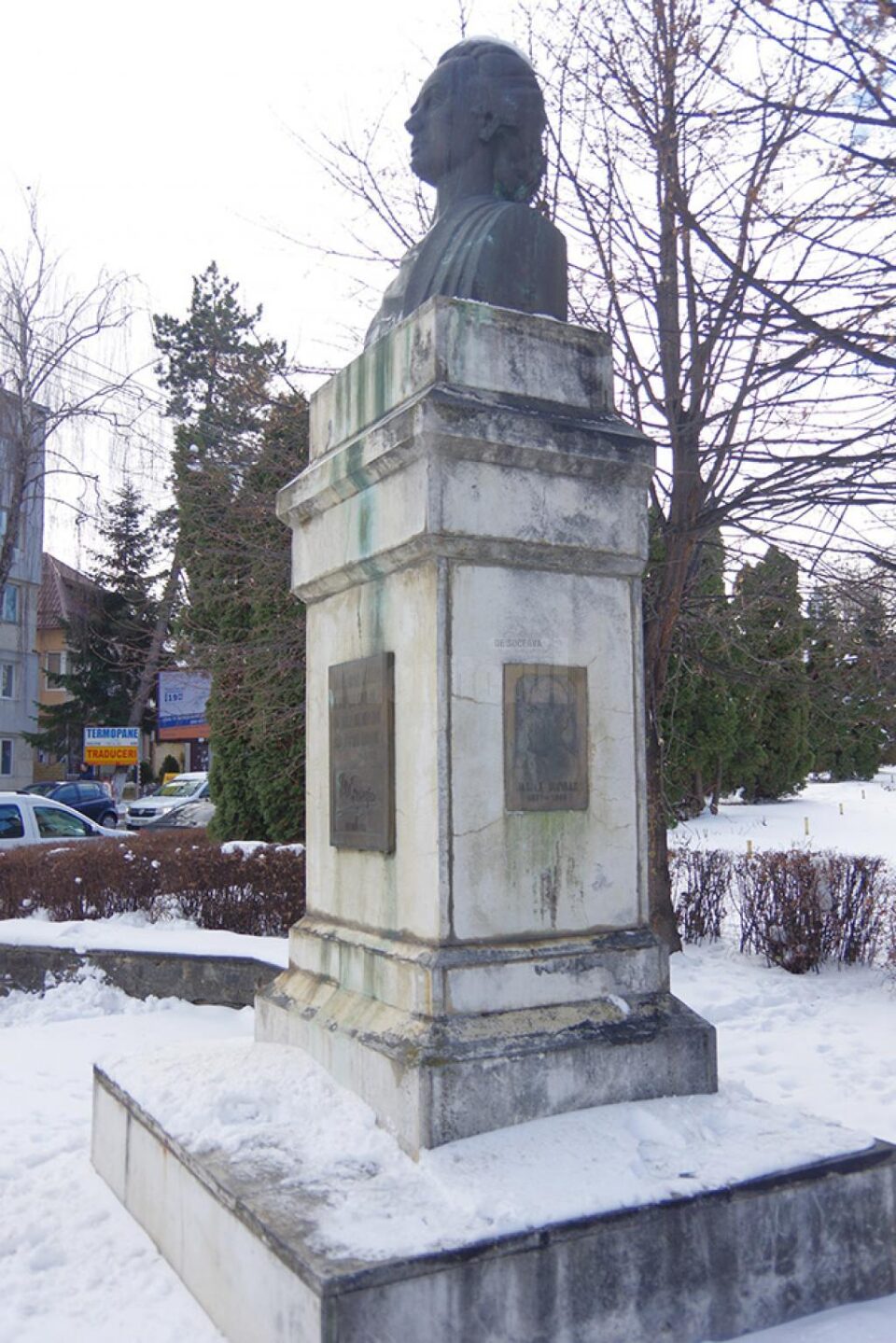 Bătaie de joc cu singurul bust al poetului Mihai Eminescu din municipiul Suceava
