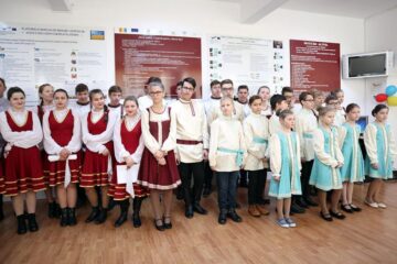 Copiii rușilor lipoveni care învață la școlile din municipiul Fălticeni au susținut la Colegiul Tehnic „Mihai Băcescu” un spectacol de muzică și dansuri tradiționale lipovenești