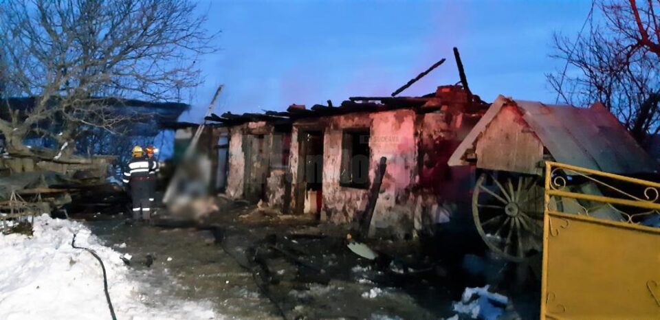 Casa distrusa de flacari la Mitocas