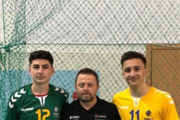 Antrenorul Razvan Bernicu și handbaliștii Ionuț Andreescu și Claudiu Lazurcă