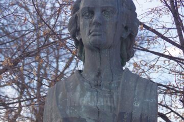 Bustul este afectat vizibil de trecerea timpului