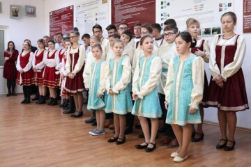 Rușii lipoveni din Fălticeni au întâmpinat Anul Nou pe rit vechi prin colinde și dansuri tradiționale