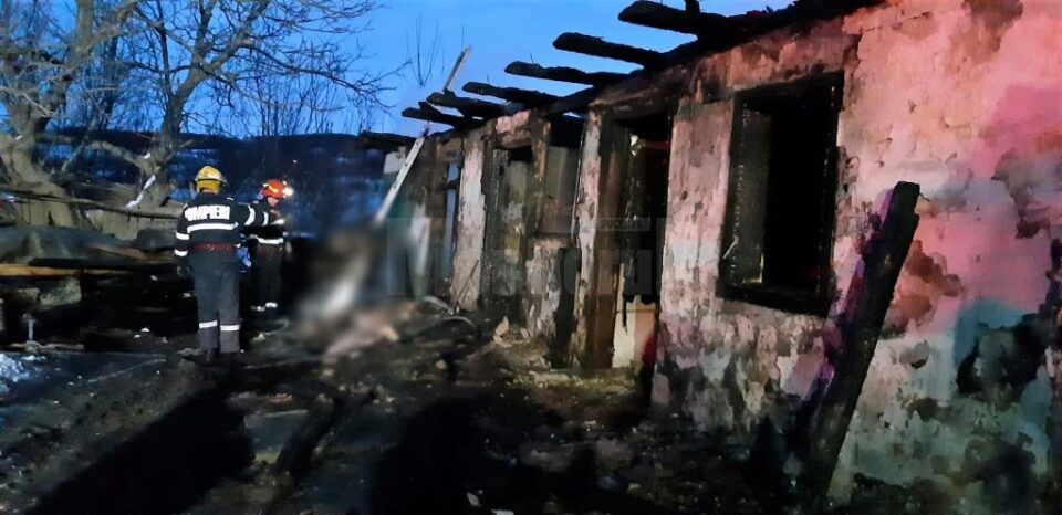 Incendiu a distrus intreaga locuinta, batranul fiind descoperit in interiorul unei incaperi Incendiu a distrus intreaga locuinta, batranul fiind descoperit in interiorul unei incaperi