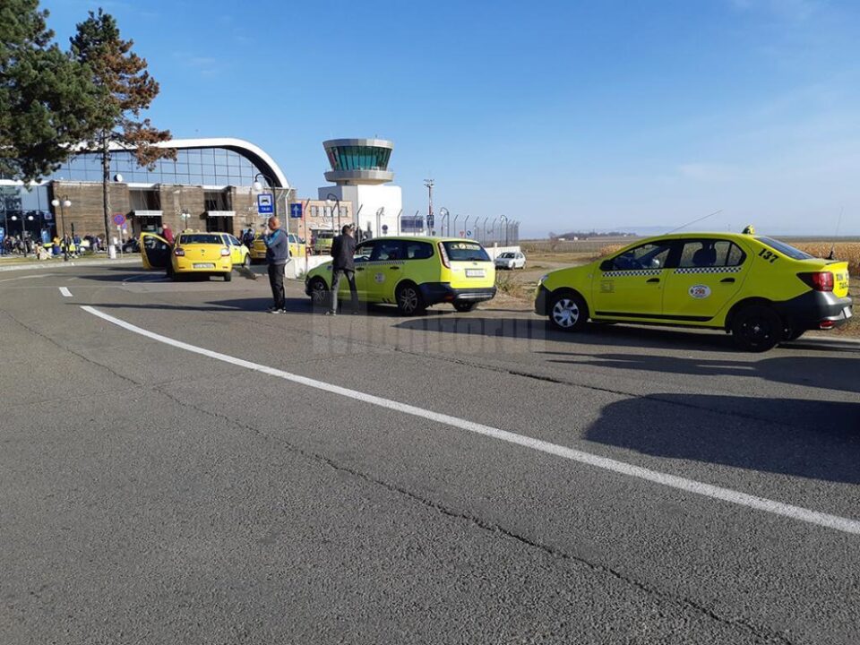 Foarte mulți dintre taximetriști cer clientului 60-70 de lei pentru a-l duce de la Aeroportul „Ștefan cel Mare” în centrul Sucevei