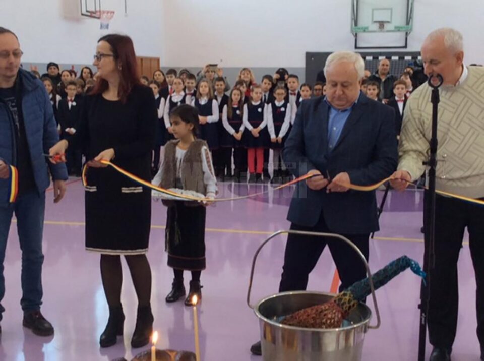 Tăierea panglicii inaugurale de către directorul unității de învățământ, profesoara Gabriela Sascău, și primarul municipiului Rădăuți, Nistor Tatar