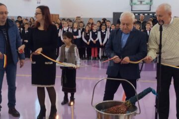Tăierea panglicii inaugurale de către directorul unității de învățământ, profesoara Gabriela Sascău, și primarul municipiului Rădăuți, Nistor Tatar
