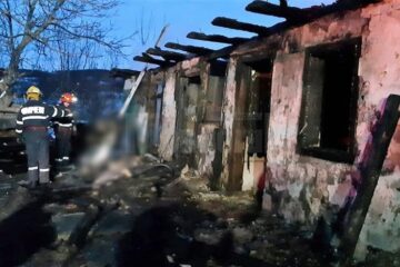 Incendiul a cuprins întreaga casă, bătrânul fiind găsit de pompieri mort în pridvorul casei