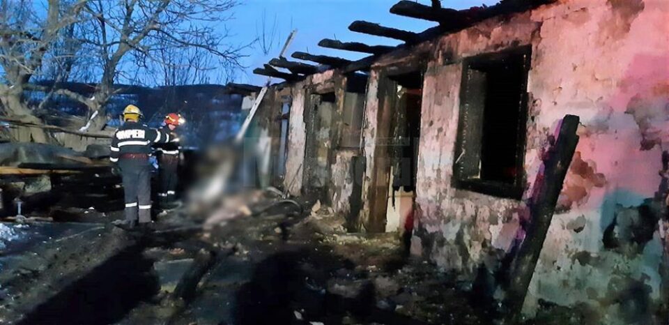 Incendiul a cuprins întreaga casă, bătrânul fiind găsit de pompieri mort în pridvorul casei Incendiul a cuprins întreaga casă, bătrânul fiind găsit de pompieri mort în pridvorul casei