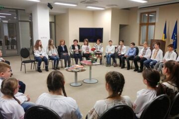 Elevi - voluntari în Centrul pentru Inovație, Voluntariat și Dezvoltare Comunitară (CIVIC) Jr. Moldovița, la Muzeul Bucovinei