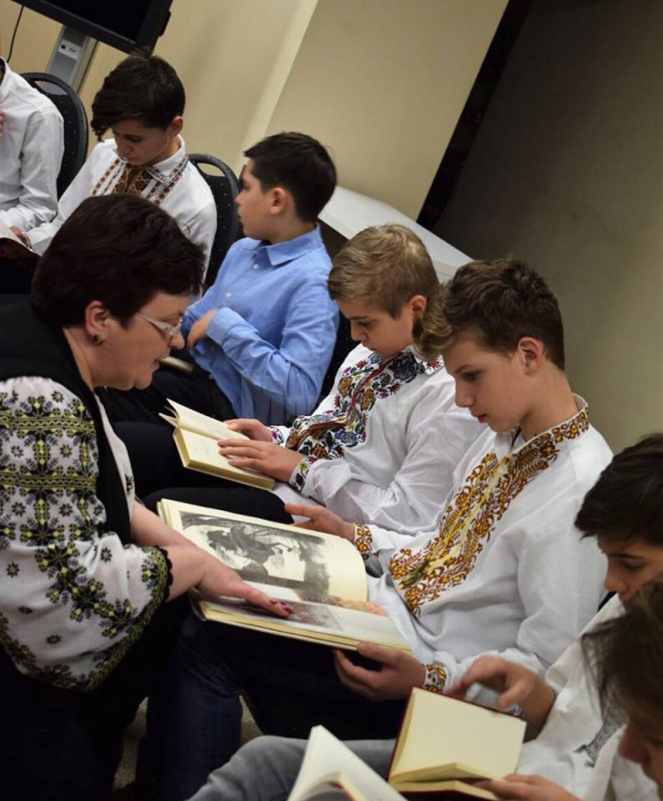 Elevi - voluntari în Centrul pentru Inovație, Voluntariat și Dezvoltare Comunitară (CIVIC) Jr. Moldovița, la Muzeul Bucovinei