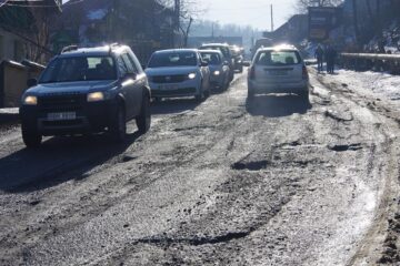 Circulație dezastruoasă prin Șcheia, pe centura ocolitoare a Sucevei