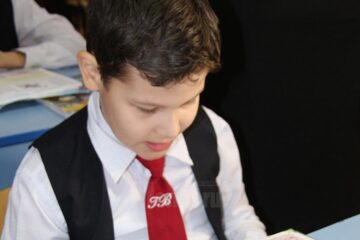 Andrei-Ionuț Varvaroi, în vârstă de 11 ani, suferă de tetrapareză spastică