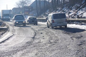 Circulație dezastruoasă prin Șcheia, pe centura ocolitoare a Sucevei