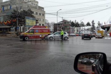 O amblunață SMURD a fost tamponată în intersecția de lângă Primăria Suceava