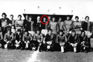 Costel Nae, în centrul imaginii, cu banderola de căpitan, în poza de grup realizată înaintea meciului cu Steaua