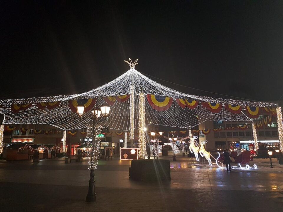 Cupola de lumini și restul decorațiunilor de iarnă din oraș vor fi stinse și strânse începând de luni Cupola de lumini și restul decorațiunilor de iarnă din oraș vor fi stinse și strânse începând de luni