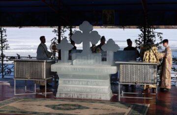 Procesiune religioasă a credincioșilor de stil vechi, la Fălticeni