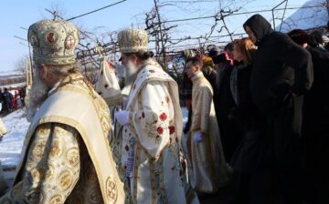 Procesiune religioasă a credincioșilor de stil vechi, la Fălticeni
