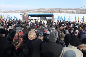 Procesiune religioasă a credincioșilor de stil vechi, la Fălticeni