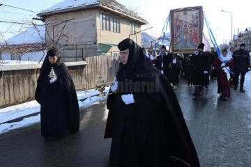Procesiune religioasă a credincioșilor de stil vechi, la Fălticeni