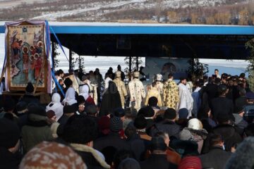 Procesiune religioasă a credincioșilor de stil vechi, la Fălticeni