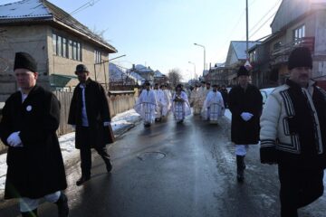 Procesiune religioasă a credincioșilor de stil vechi, la Fălticeni