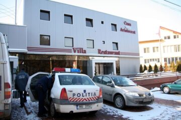 Judiciariști și ofițeri criminaliști, în februarie 2010, anchetând cazul de la Casa Aristocrat