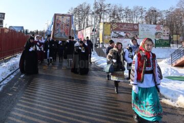 Procesiune religioasă a credincioșilor de stil vechi, la Fălticeni