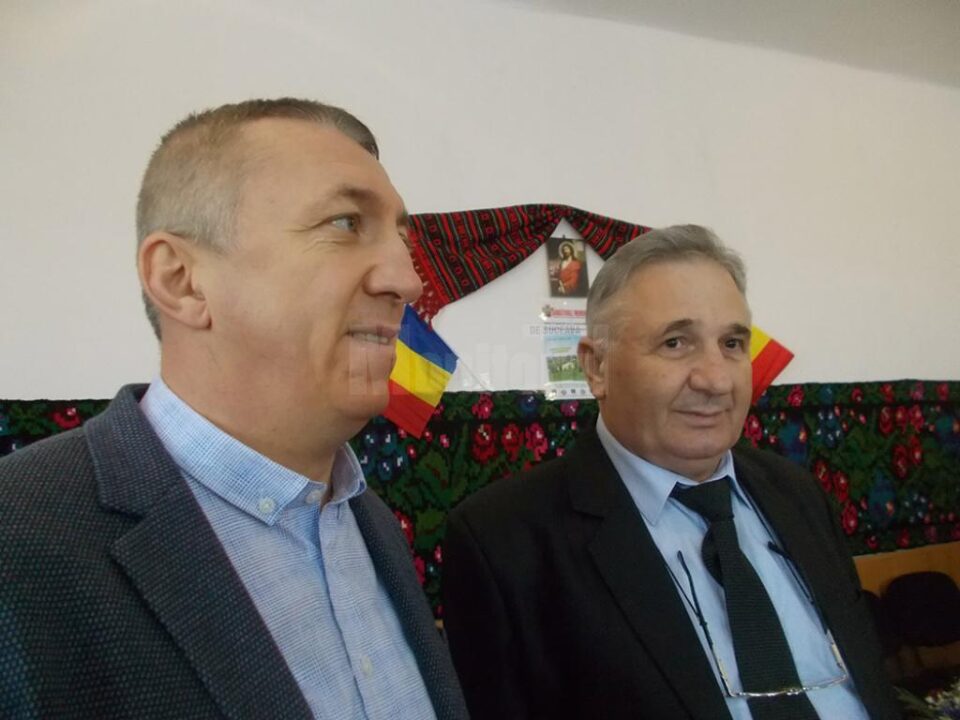 Primarul comunei Moara, Eduard Dziminschi, și autorul monografiei „rădăcinilor” Vornicenilor Mari, Alexandru I. Cozaciuc-Hogea