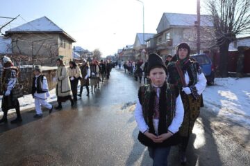 Procesiune religioasă a credincioșilor de stil vechi, la Fălticeni
