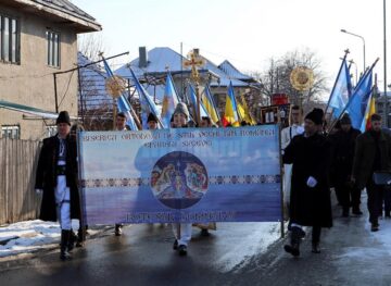 Procesiune religioasă a credincioșilor de stil vechi, la Fălticeni