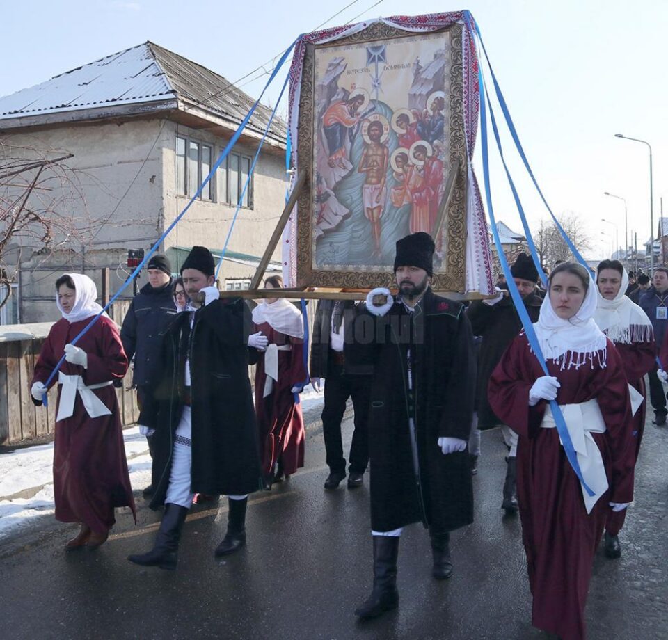 Procesiunea spre locul sfințirii apei