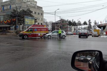 Ambulanța a fost lovită în partea lateral-stânga