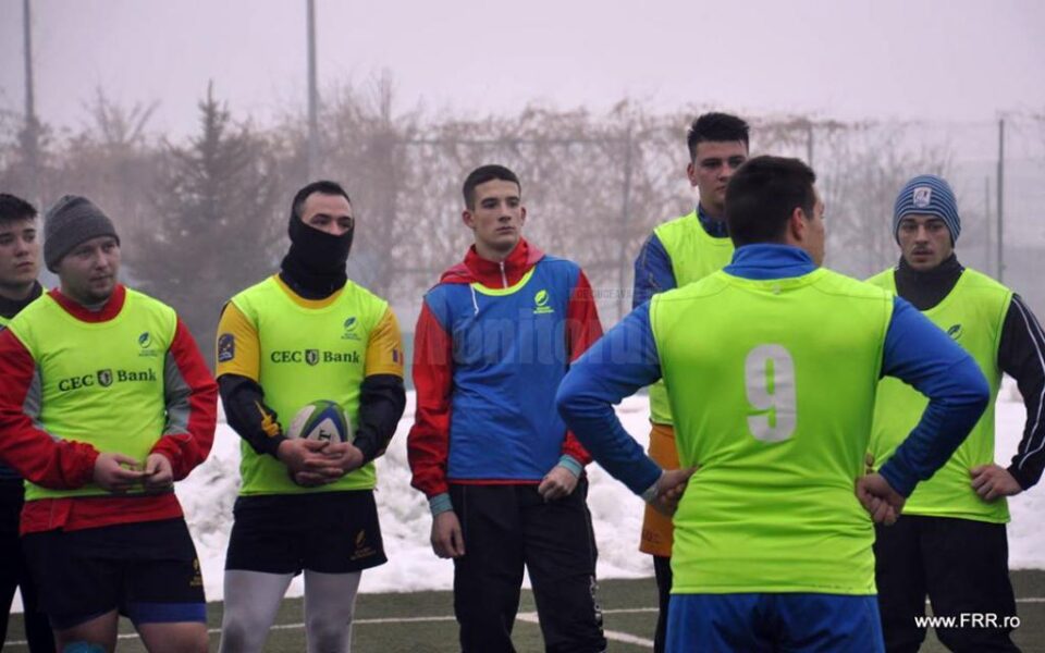 Humoreanul Marius Ferariu (cu balonul în mână), în cantonamentul naționalei sub 20 de ani de la Snagov Humoreanul Marius Ferariu (cu balonul în mână), în cantonamentul naționalei sub 20 de ani de la Snagov