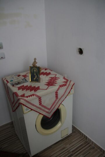 O femeie de 71 de ani locuiește în frig și cu șoareci morți în casă