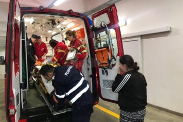O fetiță în vârstă de un an și jumătate și frățiorul ei, cu un an mai mare, au ajuns în stare gravă la spital