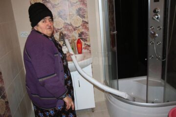 O femeie de 71 de ani locuiește în frig și cu șoareci morți în casă