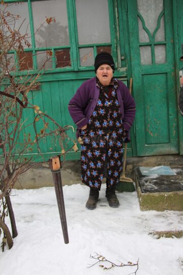 Adela Olariu în fața casei pentru care a izbucnit tot scandalul