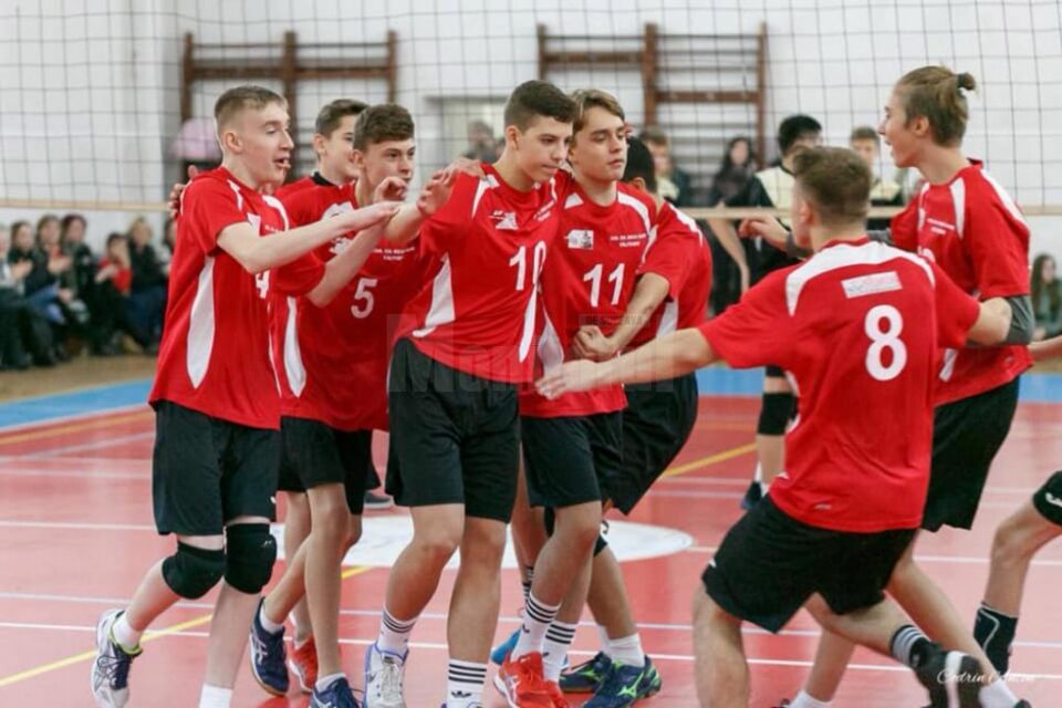 Fălticenenii s-au calificat la turneul semifinal al Campionatului Național de volei pentru speranțe (juniori III) Fălticenenii s-au calificat la turneul semifinal al Campionatului Național de volei pentru speranțe (juniori III)