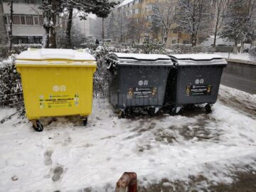 Pubelele galbene sunt pentru deșeurile selective, iar cele negre pentru gunoiul menajer