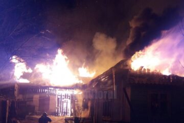 Incendiul violent a cuprins întreaga gospodărie din cartierul Mănăstioara al orașului Siret