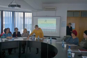 Dr. Adriana Hapenciuc explică asistenților comunitari semnele precoce ale cancerului de col uterin