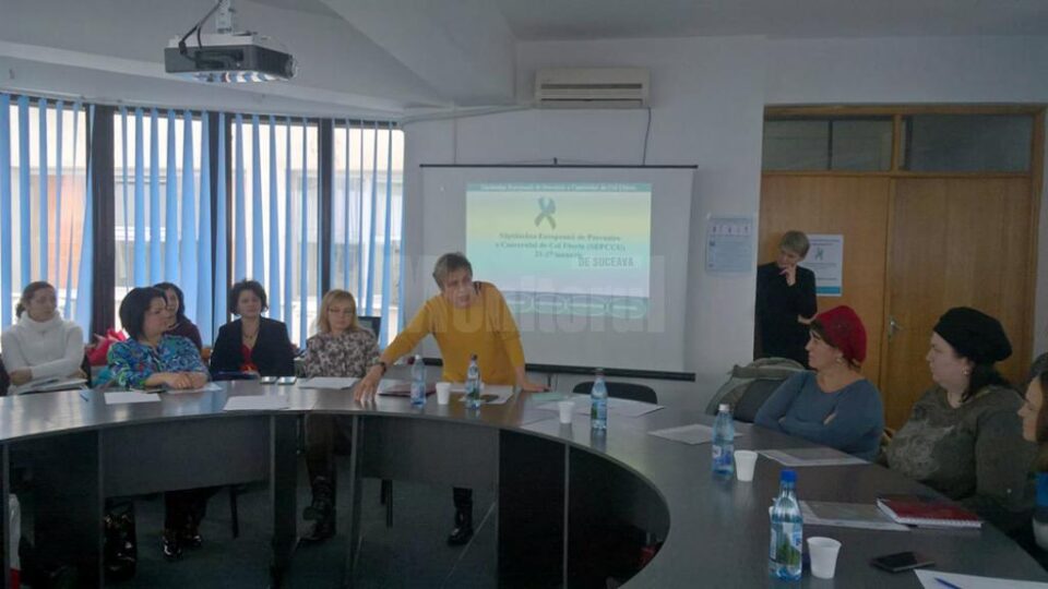 Dr. Adriana Hapenciuc explică asistenților comunitari semnele precoce ale cancerului de col uterin Dr. Adriana Hapenciuc explică asistenților comunitari semnele precoce ale cancerului de col uterin