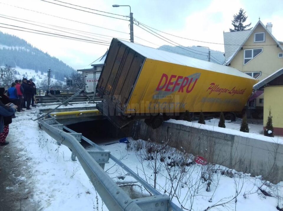 Un tir condus de un șofer băut a ajuns în curtea unei case