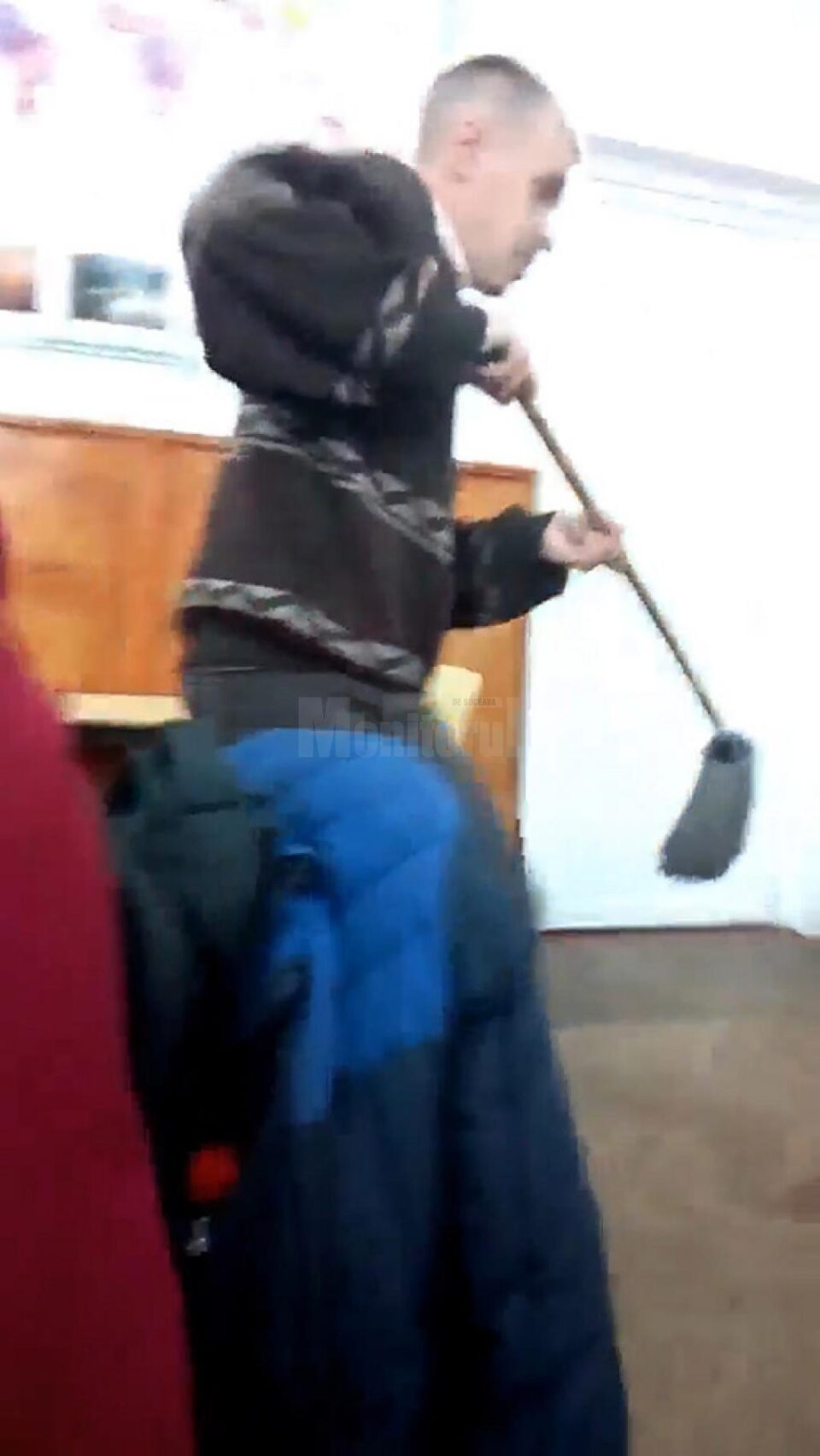 Elev fugărit cu mopul prin clasă de profesorul de franceză, la școala din Grămești
