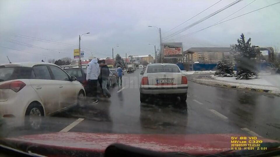 În urma tamponării în lanț, patru autoturisme au fost avariate