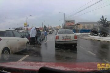 În urma tamponării în lanț, patru autoturisme au fost avariate