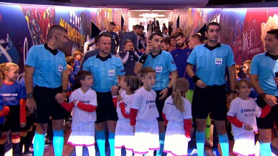 Sebastian Gheorghe (al doilea de la dreapta la stânga) a devenit un arbitru cu renume Sebastian Gheorghe (al doilea de la dreapta la stânga) a devenit un arbitru cu renume