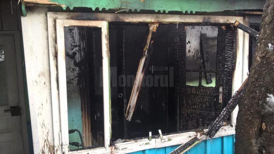 Batrana a fost gasita carbonizata, langa geamul unei incaperi ale casei