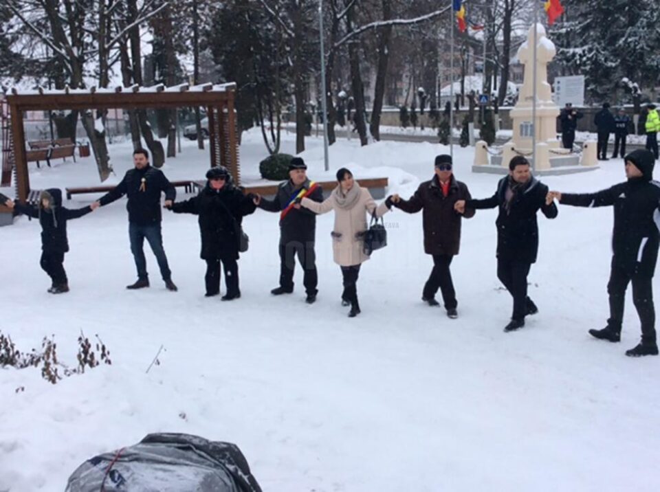 Reprezentanții executivului local și consilierii locali, alături de circa două sute de rădăuțeni, s-au prins într-o Horă a Unirii Reprezentanții executivului local și consilierii locali, alături de circa două sute de rădăuțeni, s-au prins într-o Horă a Unirii